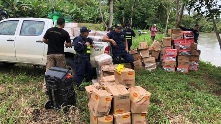 Autoridades costarricenses muestran el contrabando incautado durante los hechos donde murió un nicaragüense. El gobierno de Nicaragua acusa a Costa Rica de “crimen de lesa humanidad” por esta muerte. (La Nación/ Costa Rica)