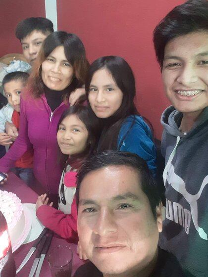 John Moreno tiene 47 años y nació en Perú, al igual que su esposa Zuly. Sus cinco hijos, todos nacidos en Argentina, tiene entre 19 y 7 años