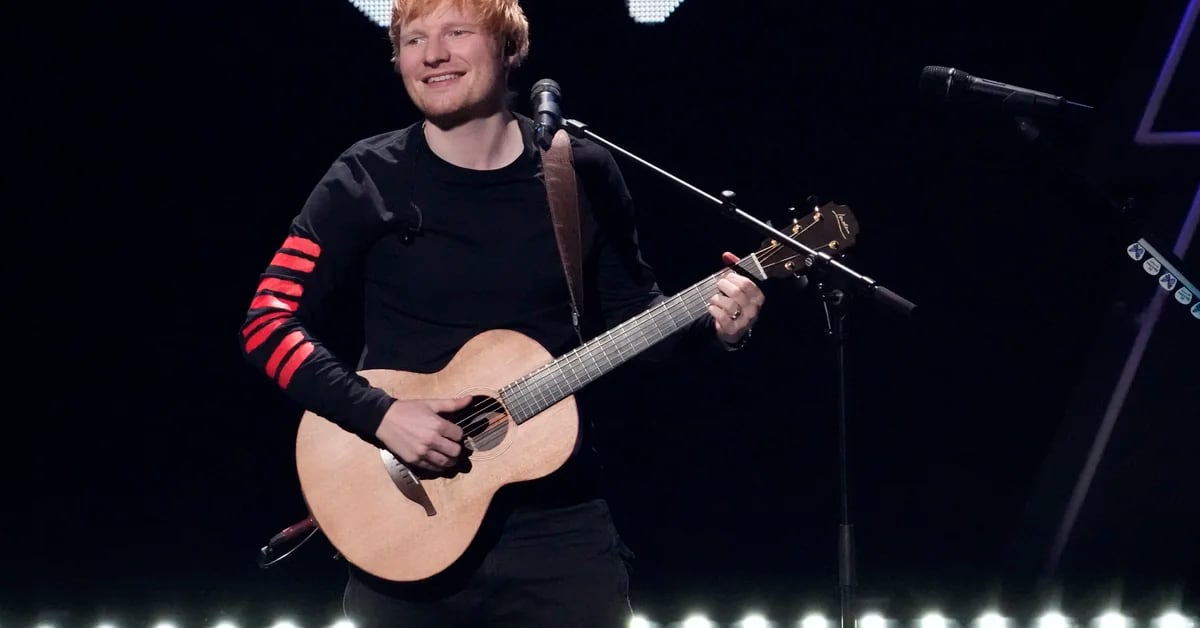 In the middle of the hearing, Ed Sheeran played the song with his guitar.
