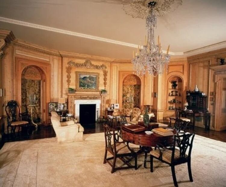 La sala de estar cunado Warner era propietario de la mansión (Architectural Digest)