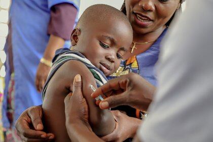 Gracias a ese tipo de vacunación en anillo, que solo llegó al 7% de la comunidad, en unas semanas habían eliminado la enfermedad. Mientras tanto, una ciudad en el este de Nigeria con una tasa de vacunación del 96% todavía estaba experimentando brotes
/ INTERNACIONAL
UNICEF/MARIAME DIEFAGA
