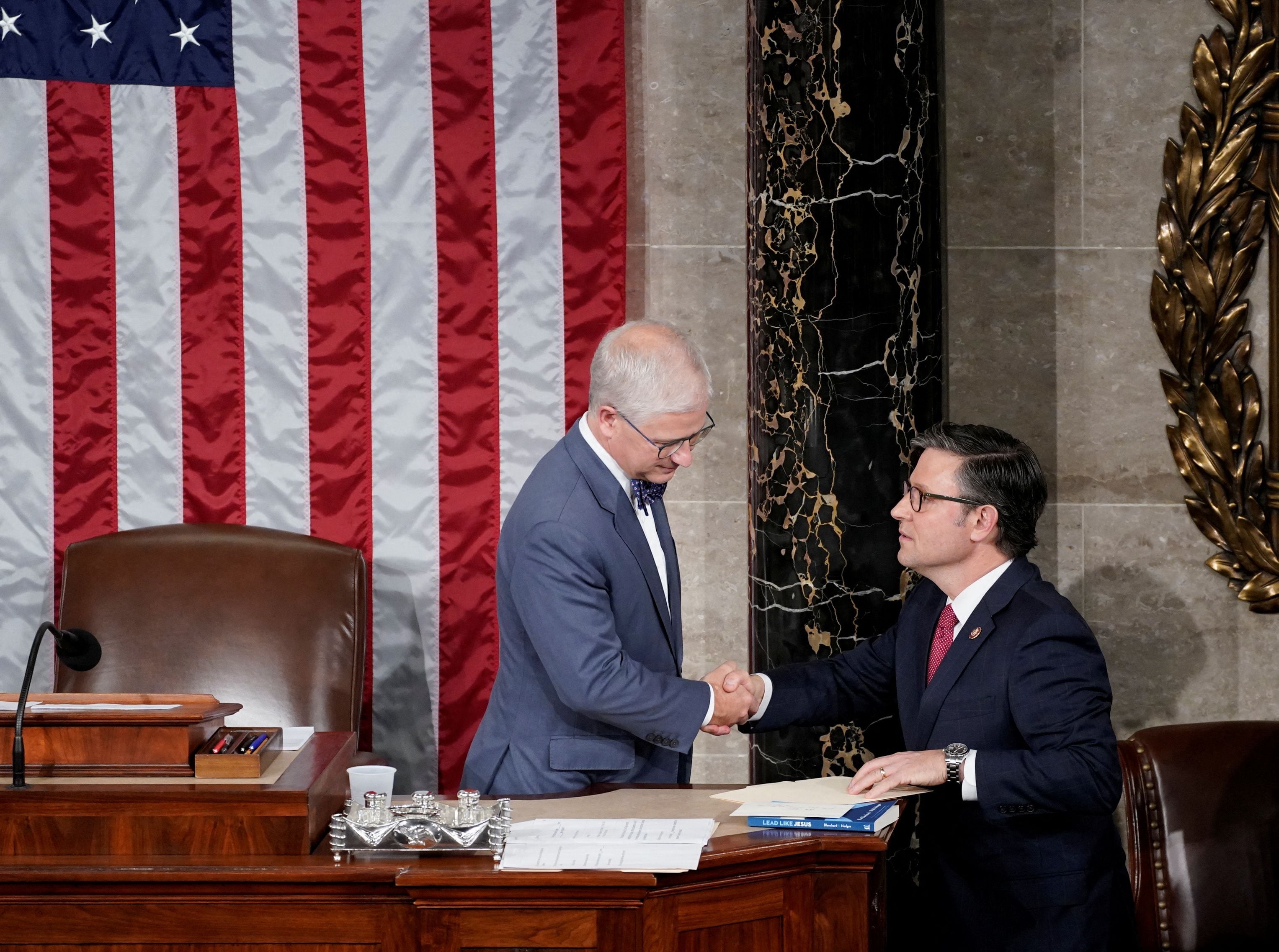 El Presidente Pro Tempore de la Cámara de Representantes, Patrick McHenry (republicano de Carolina del Norte), saluda al representante Mike Johnson, último candidato republicano a la Presidencia de la Cámara de Representantes, antes de la ronda de votaciones este 25 de octubre de 2023 (REUTERS/Elizabeth Frantz)