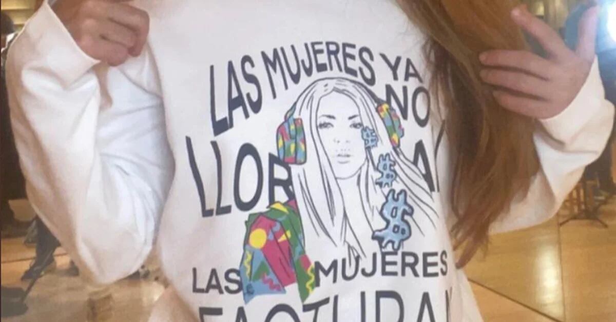 Shakira continues to charge the “tusa” and puts the “revenge sweatshirt” on sale