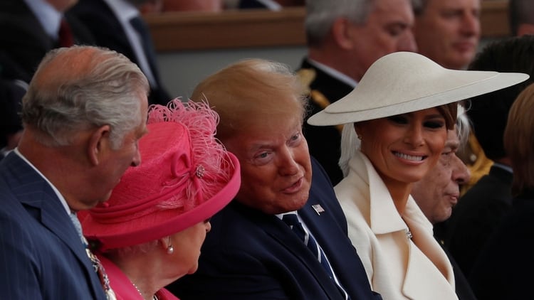Trump se inclina para decirle algo a la reina durante la ceremonia en Portsmouth (Reuters)