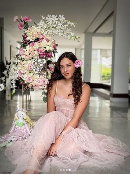 Durante la sesión de fotos del cumpleaños 15 de Mía Rubín se pudieron apreciar los espacios luminosos de la casa (Foto: Instagram)
