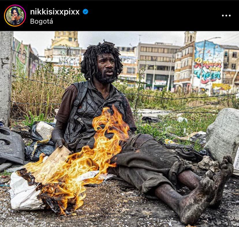 Nikki Sixx subió una fotografía de un habitante de calle en el Bronx de Bogotá, desatando una controversia en redes sociales (@nikkisixxpixx/Instagram)