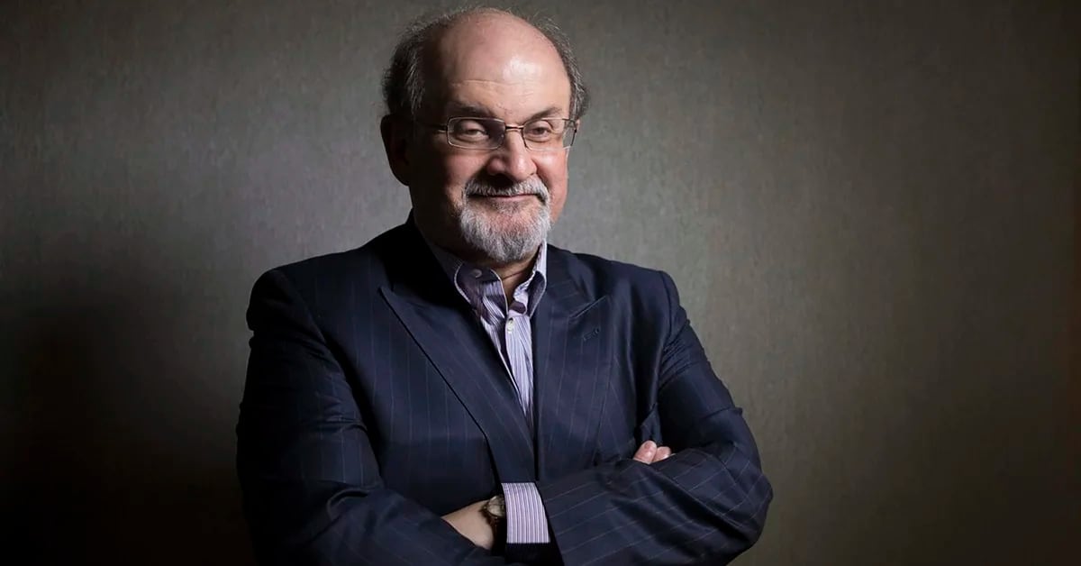 La famiglia di Salman Rushdie festeggia la sua guarigione dopo l’attacco: “Il suo spirito audace è intatto”