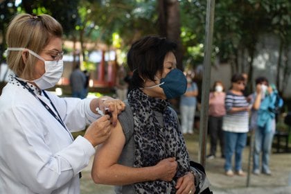 Chile ya supera el millón de personas vacunadas contra el COVID-19 en sus primeros días de inmunización masiva en adultos mayores. La campaña es gratuita y voluntaria
