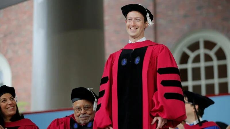 Mark Zuckerberg recibió el título honorario en Leyes de la Universidad de Harvard.