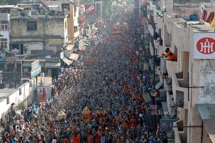 Naga Sadhus, u hombres santos hindúes participan en una procesión para darse un chapuzón en el río Ganges durante el Shahi Snan en el "Kumbh Mela" en Haridwar, India, el 14 de abril de 2021 (REUTERS/Anushree Fadnavis)