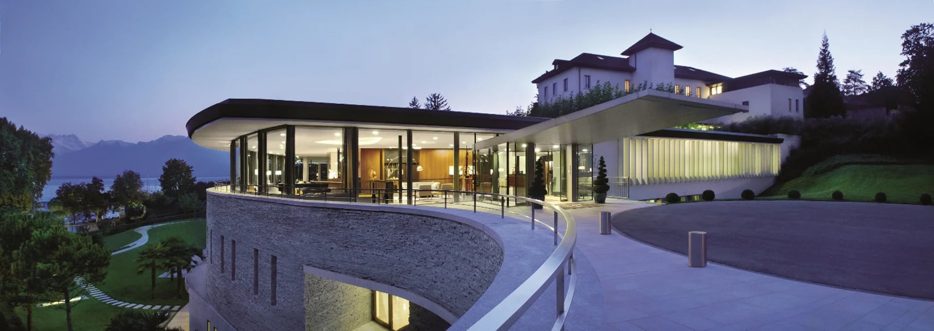 De arquitectura moderna, en piedra y ventanales, la entrada a la lujosa Clinica (Fine Hotels Spa & Resort of The World)