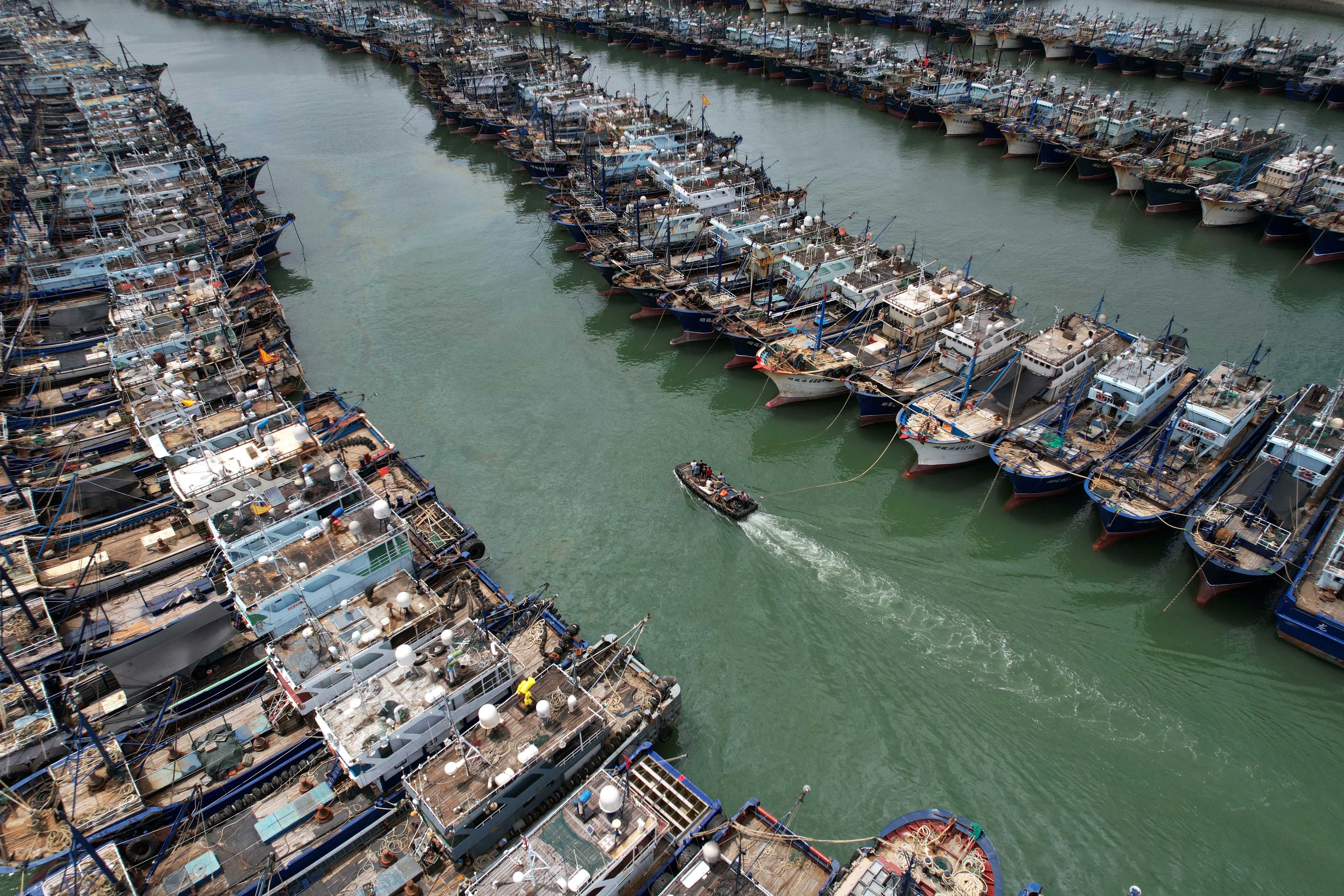 Miles de pesqueros chinos son lanzados a diario a diferentes regiones del mundo a saquear los mares (REUTERS/Archivo)