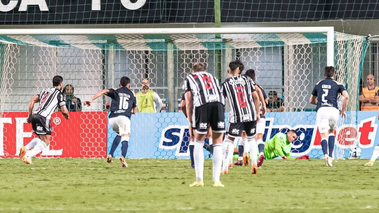 Momento en el que Ángelo Campos le atajó el disparo a Hulk en Alianza Lima vs Atlético Mineiro. - créditos: Alianza Lima