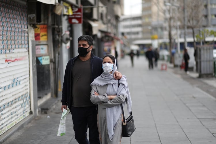Una pareja camina en Teherán (Reuters)