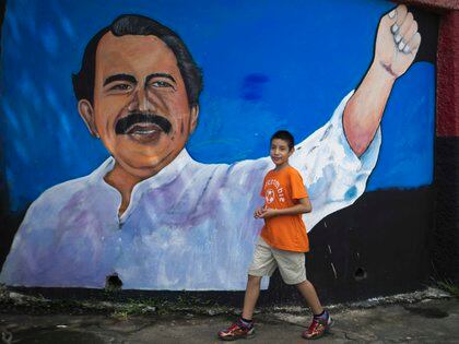 Un niño camina frente a un mural con la imagen del líder sandinista en Managua. Daniel Ortrega lleva 13 años en el gobierno desde que regresó al poder y en noviembre irá por una nueva reelección (EFE/Jorge Torres/Archivo)
