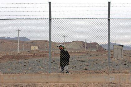 Foto de archivo ilustrativa de un soldado iraní en la instalación de enriquecimiento de uranio de Natanz. 
Mar 9, 2006.REUTERS/Raheb Homavandi