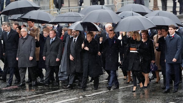 Trump asistió por separado a la ceremonia en el Arco del Triunfo y quedó fuera de la foto en la que decenas de mandatarios caminaron bajo la lluvia (Reuters)