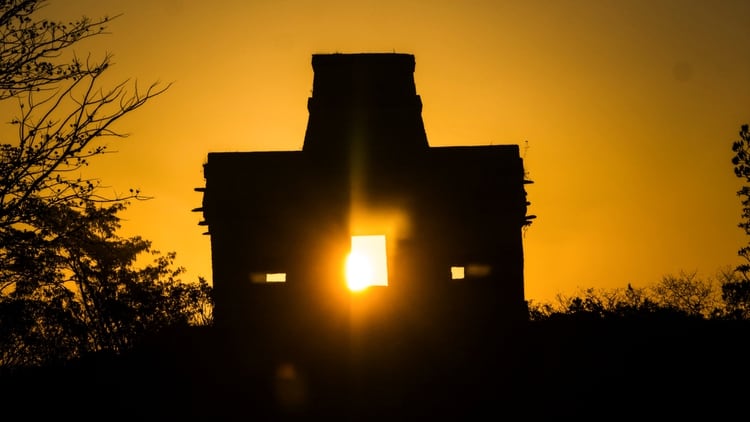 Turistas nacionales y extranjeros visitan el Sitio arqueológico de Dzibilchaltun ubicado a 20 km de Mérida, en donde la estructura principal es el Templo de las 7 muñecas o Templo del Sol. FOTO: ELIZABETH RUÍZ /CUARTOSCURO.COM