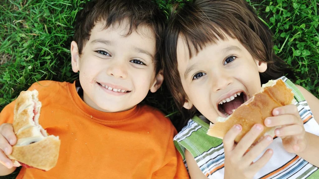 Los niños son los que más apelan a la alimentación con tiempos irregulares (Shutterstock)