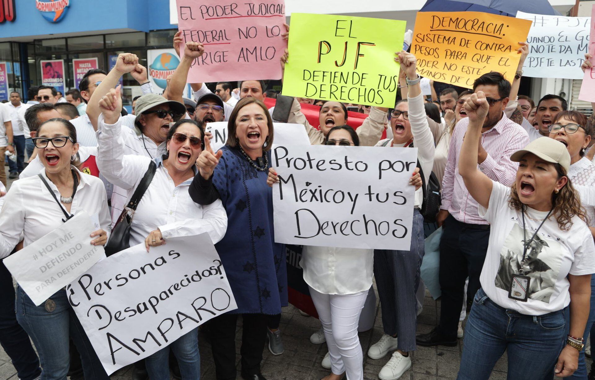 La senadora y aspirante a la presidencia se unió a las manifestaciones de los trabajadores del Poder Judicial (X @XochitlGalvez)