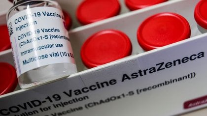 Un vial con la vacuna para el COVID-19 de AstraZeneca en Berlín, Alemania, 16 de marzo de 2021 (REUTERS/Hannibal Hanschk/Archivo)