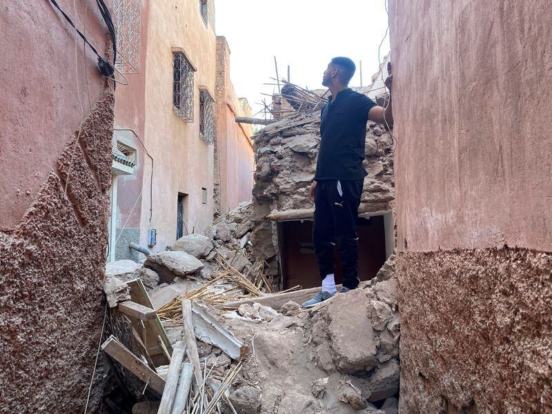 Imagen de archivo. Un hombre observa los daños en la histórica ciudad de Marrakech, tras un fuerte terremoto en Marruecos en la noche del 8 de septiembre de 2023 - crédito Abdelhak Balhaki/Reuters