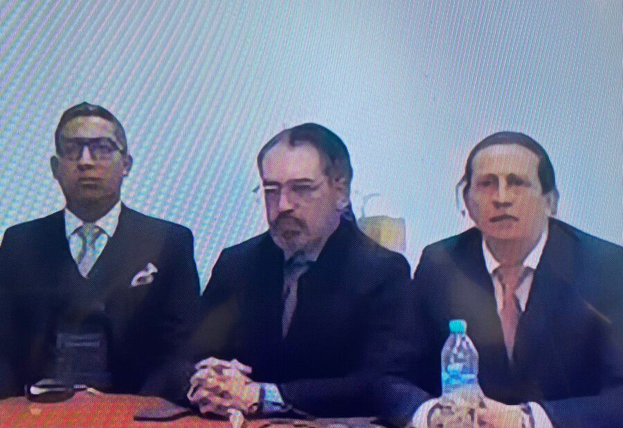 Equipo defensor de Nicolás Petro, el abogado Juan Trujillo en el medio. Foto: Colprensa