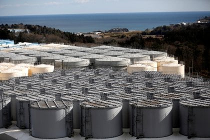 Los tanques de almacenamiento de agua radiactiva se ven en el Tsunami de Tokyo Electric Power Co (TEPCO), paralizado por la planta de energía nuclear de Fukushima Daiichi en la ciudad de Okuma, prefectura de Fukushima, Japón.  REUTERS / Issei Kato / Foto de archivo