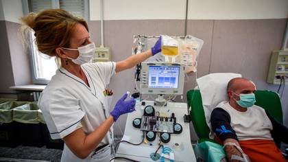 Otro ex paciente con coronavirus dona plasma en el hospital San Matteo de Pavía (EFE/EPA/MATTEO CORNER)
