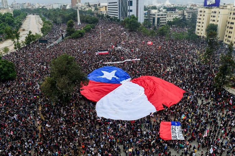 Las protestas multitudinarias se repitieron en octubre y noviembre (AFP)