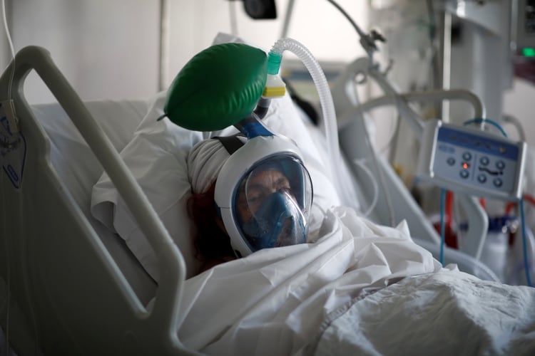 Un paciente que padece la enfermedad por coronavirus es asistido por una máscara de snorkel Easybreath de cara completa, erconvertido en un ventilador para el tratamiento de coronavirus en la unidad de cuidados intensivos en la clínica Ambroise Pare en Neuilly-sur-Seine, cerca de París (Reuters)