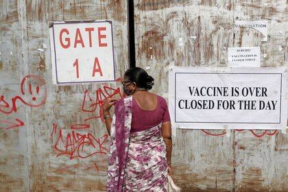 Puerta de centro de vacunación contra el coronavirus en el cual se observa un cartel que dice "Se terminaron las vacunas. Cerrado por el día", Mumbai, India, 3 mayo 2021.
REUTERS/Francis Mascarenhas