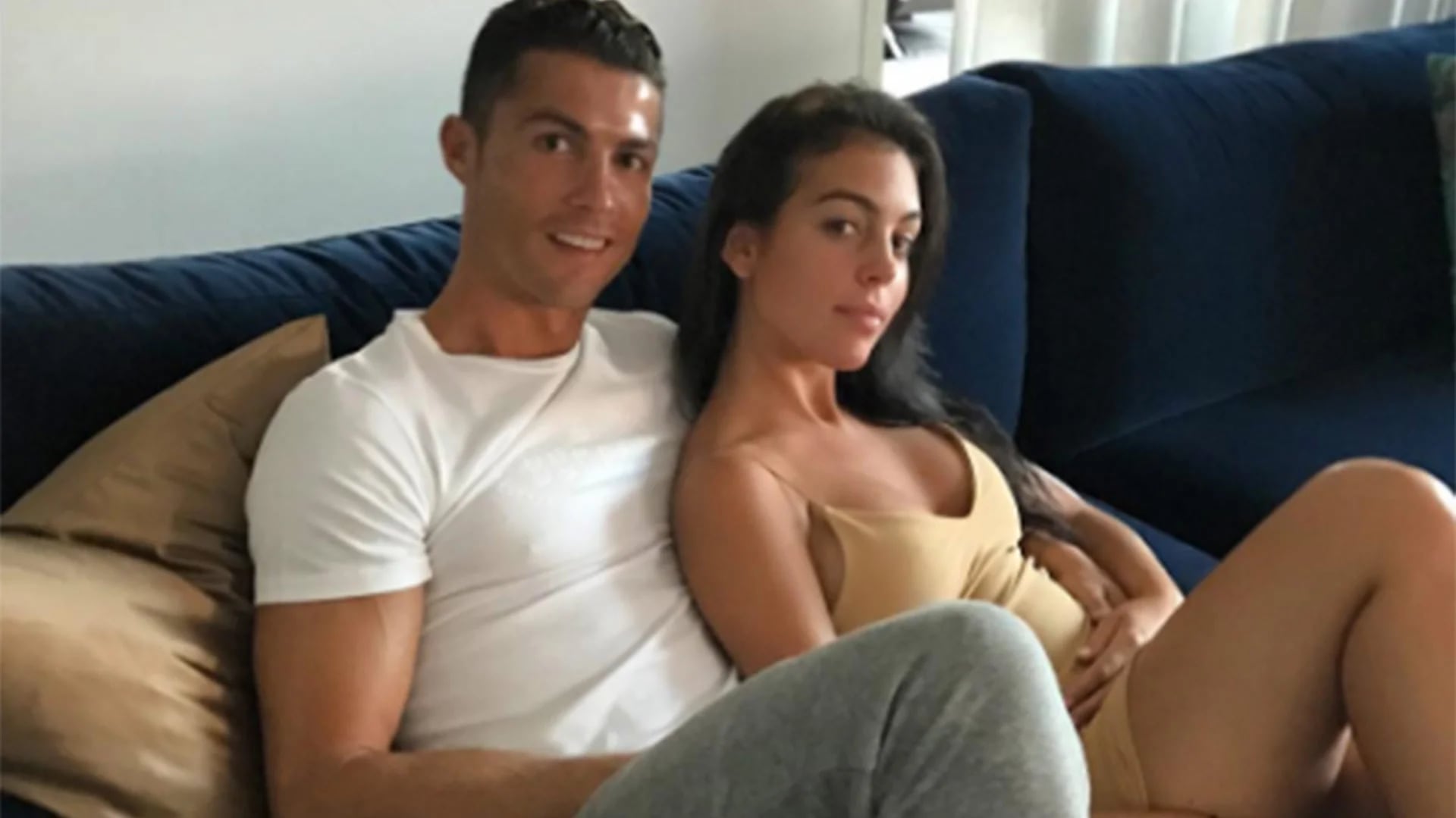 El futbolista portugués Cristiano Ronaldo junto a su novia, la modelo española Georgina Rodríguez
