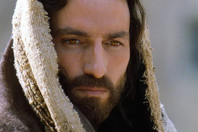 Para interpretar a Jesús, los ojos azules de Caviezel fueron digitalizados en color marrón (