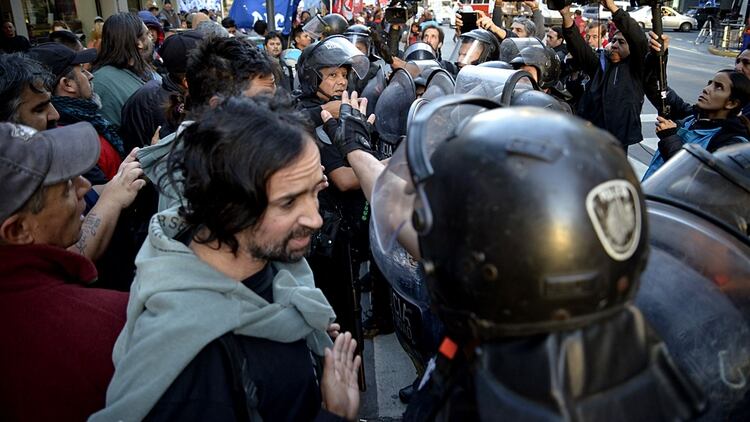 Hubo momentos de tensión entre los manifestantes y la policía en el corte de Callao y Pueyrredón. (Fotos: Gustavo Gavotti)