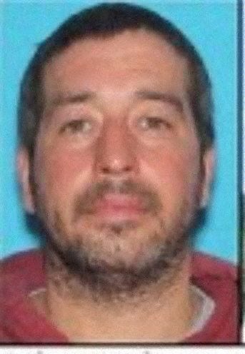 El presunto atacante fue identificado como Robert Card, descrito por las autoridades como un hombre “armado y peligroso”. (REUTERS)