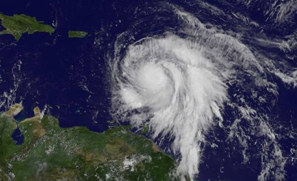 Imagen satelital del huracán María antes de su paso por Puerto Rico (NOAA/Reuters)