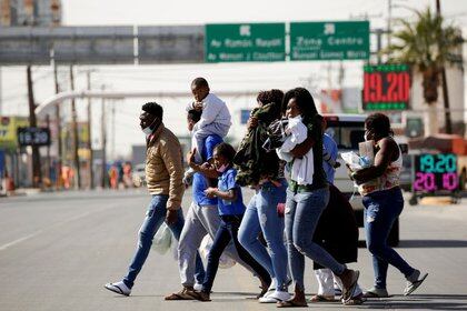 Migrantes de Haití caminan cerca del puente fronterizo internacional Zaragoza-Ysleta, en Ciudad Juárez (Foto: Reuters)
