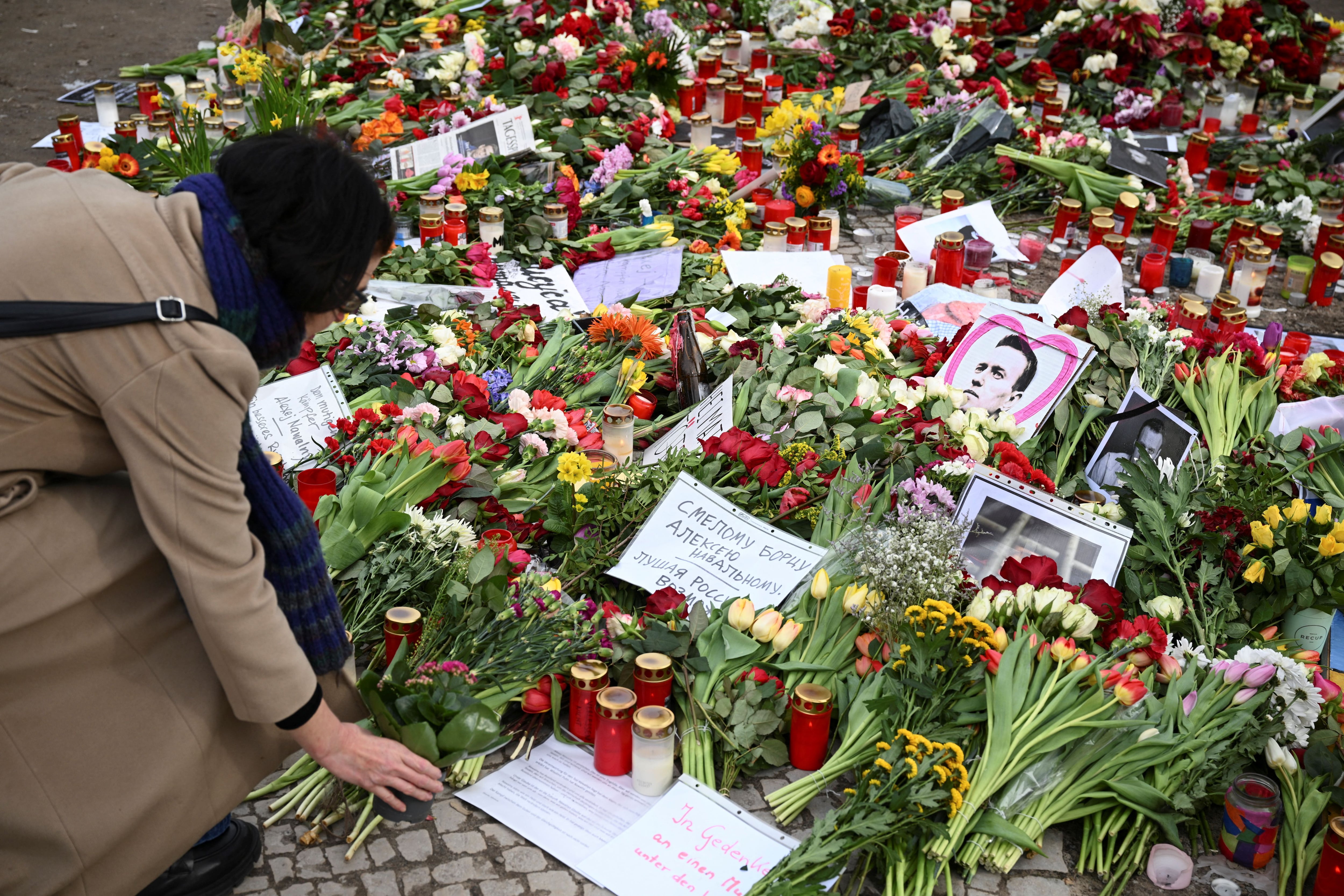 Una mujer deja flores frente a la embajada rusa tras la muerte del líder de la oposición rusa Alexei Navalny, en Berlín, Alemania, el 18 de febrero de 2024 (REUTERS/Annegret Hilse)