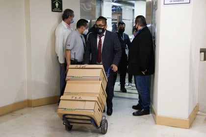 La FGR dejó varias cajas con el expediente de la investigación contra García Cabeza de Vaca (Foto: Mario Jasso/ Cuartoscuro)
