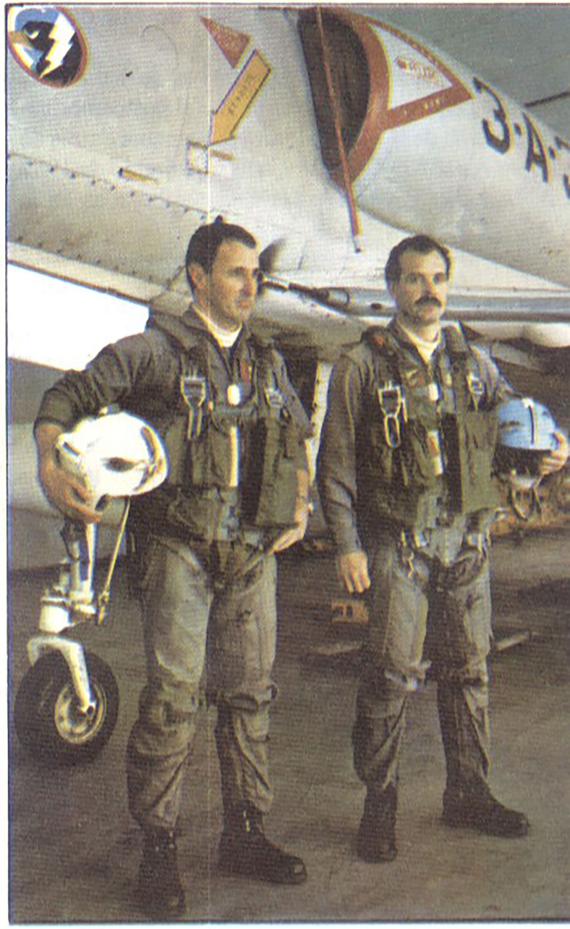 El A-4Q y el capitán Philippi junto al teniente Arca