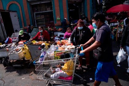 Un grupo de personas haciendo compras en Santiago (EFE/Alberto Valdés/Archivo) 