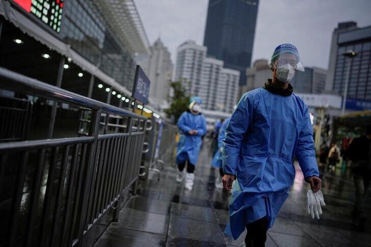 Trabajadores chinos a la salida de una estación de subterráneos. Ante las protestas y el costo económico, Beijing debió relajar la política de "Covid 0". La cuestión ahora es si podrá sostenerla (Reuters) 