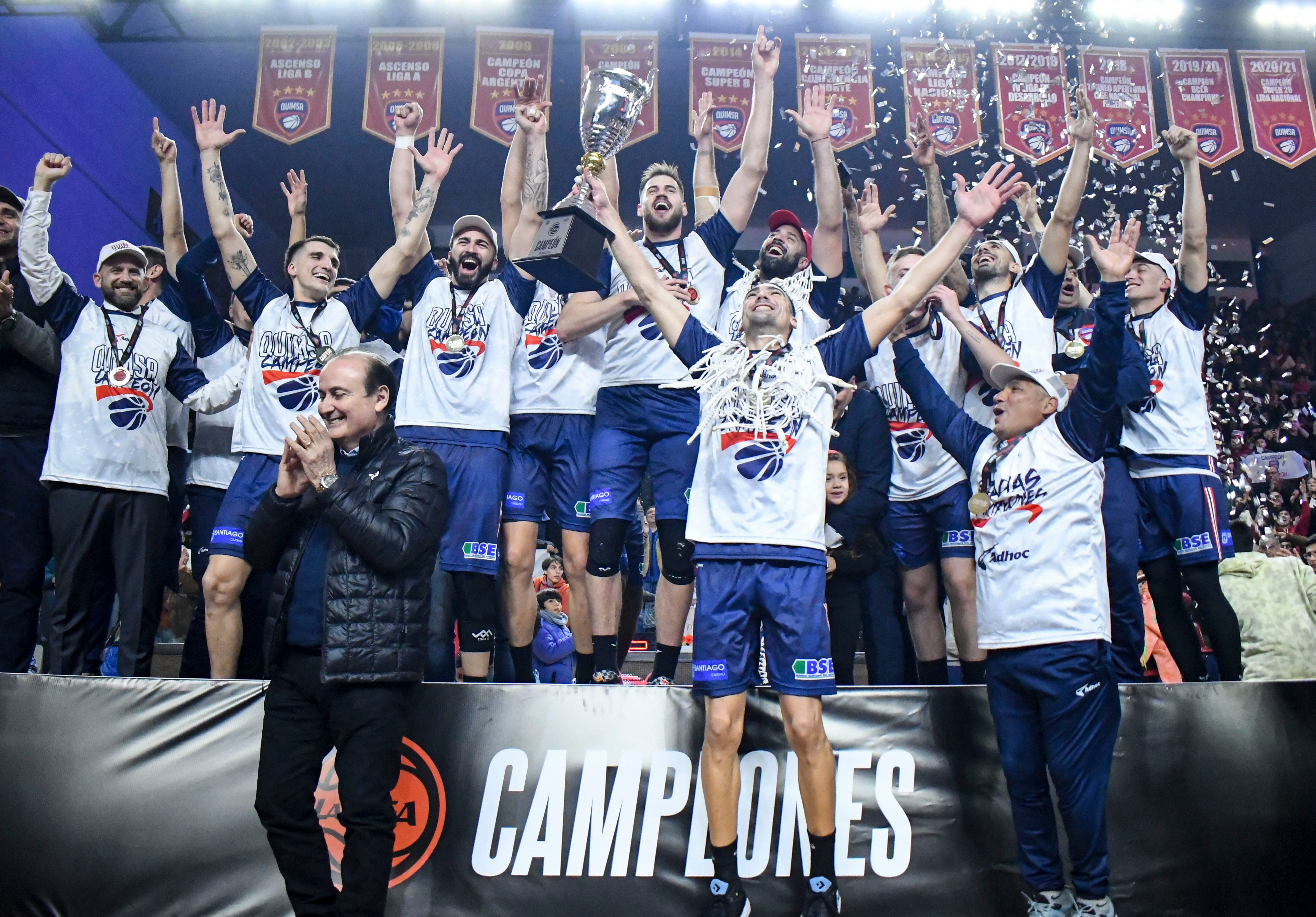 Los jugadores de Quimsa levantan el trofeo tras haber ganado la Liga Nacional (Crédito Matías García, Prensa Liga Nacional)