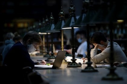 Estudiantes estudian en la biblioteca de la Vienna University en Vienna, Austria (Reuters)