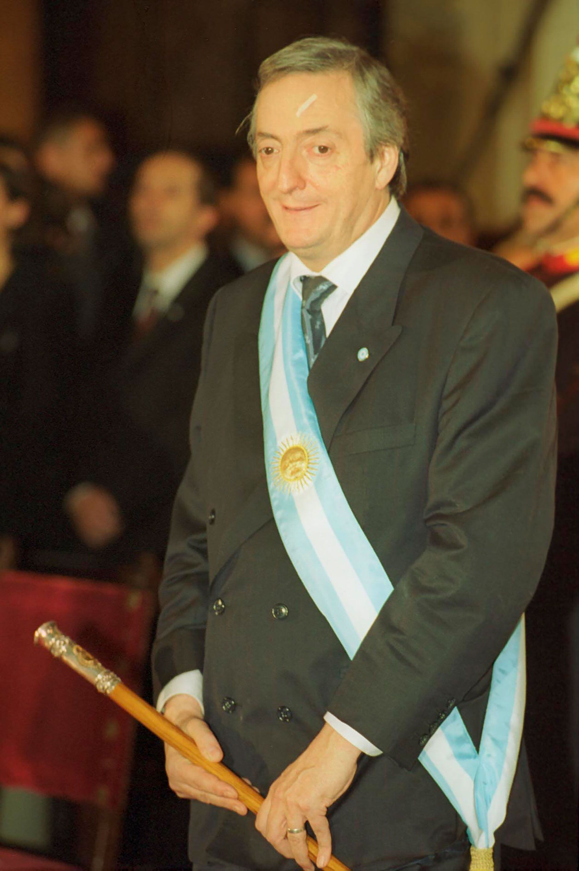 El presidente Néstor Kirchner durante el Tedeum realizado la noche del 25 de mayo de 2003 en la Catedral Metropolitana con un detalle que recuerda el golpe con la cámara de un fotógrafo (NA/Mariano Sánchez)