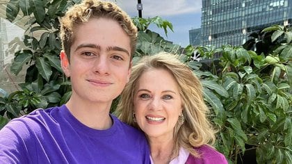 La actriz Erika Buenfil y su hijo Nicolás viven solos, y él no le permitió pedir ayuda a través de las redes sociales (Foto: Instagram @ erikabuenfil50)