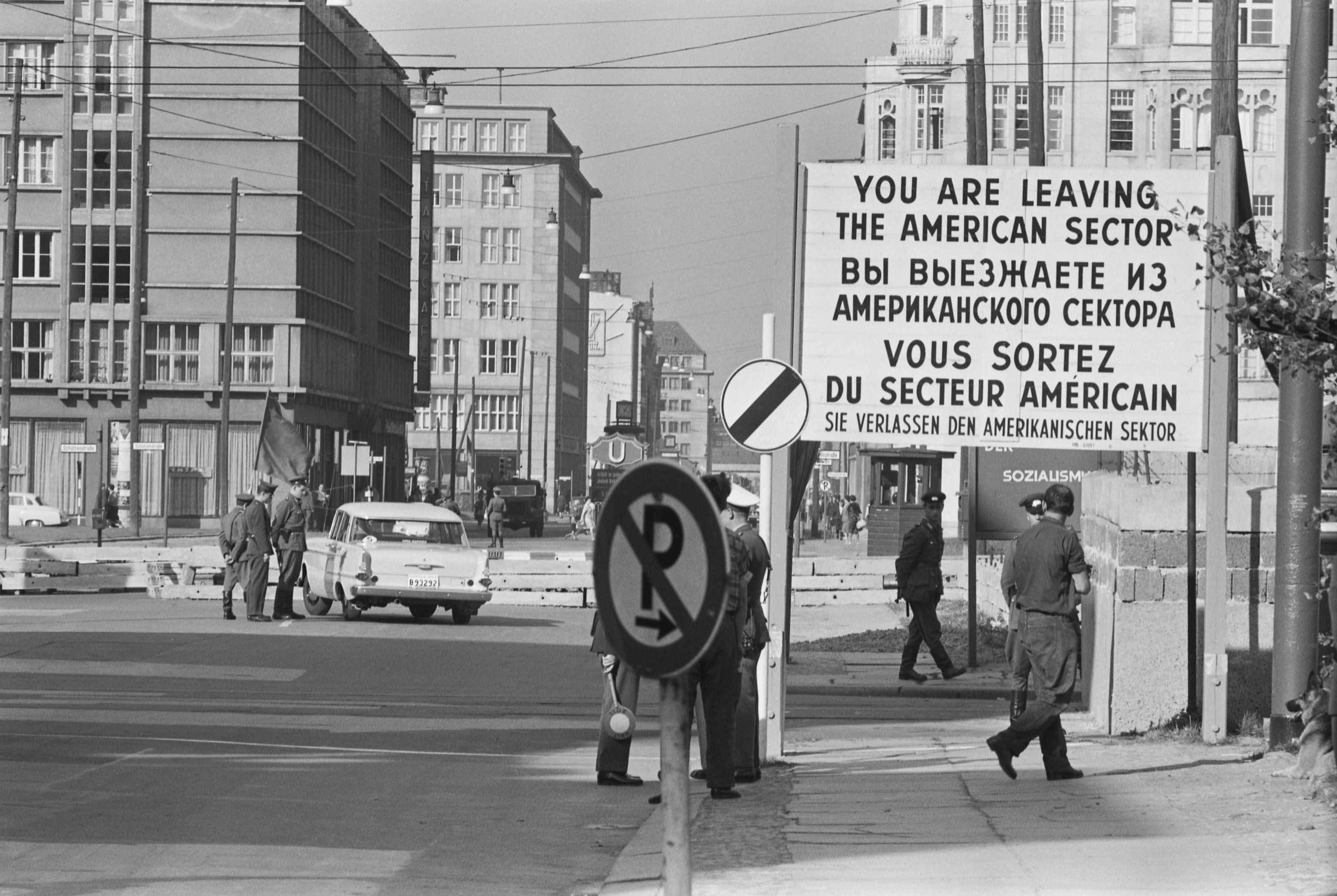 Puesto de control en Berlín occidental en octubre de 1961. "Usted está dejando el sector estadounidense", advierte el cartel.