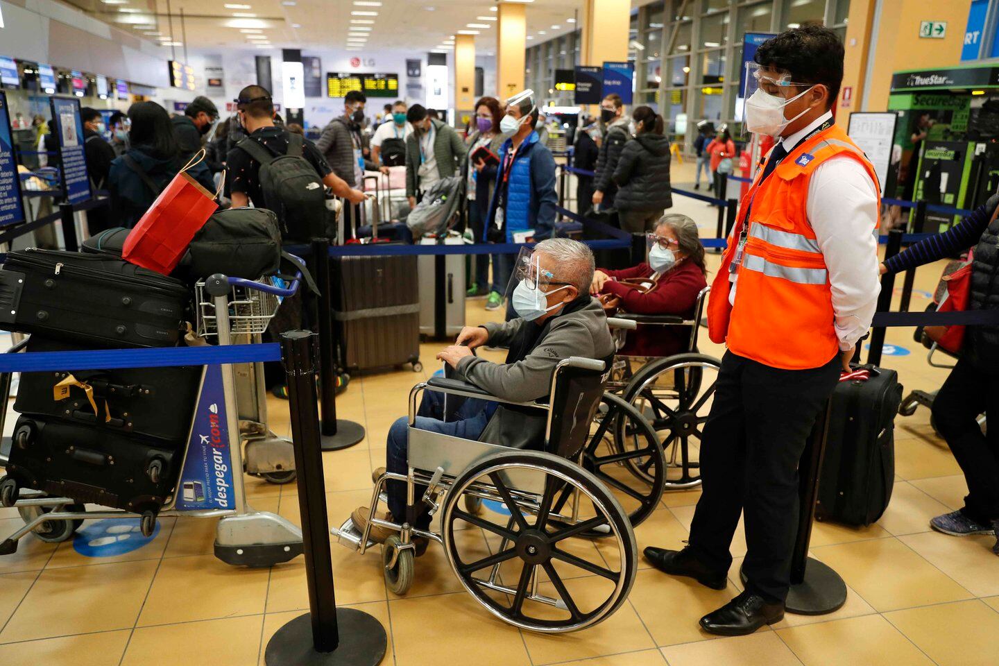 imagen de archivo de viajeros hacen fila para registrarse en los vuelos hacia Estados Unidos, en el aeropuerto internacional Jorge Chávez en Lima (Perú). EFE/ Paolo Aguilar /Archivo
