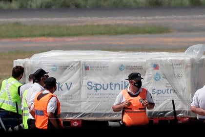 La vacuna rusa Sputnik V aterrizó el 24 de diciembre, horas antes de la Navidad (Argentina). EFE/Juan Ignacio Roncoroni
